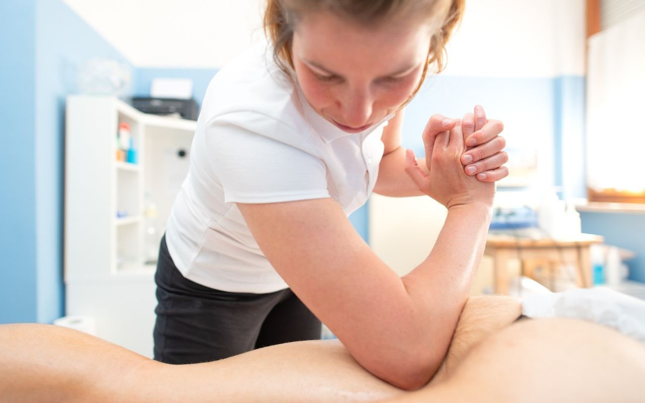 Massaggio decontratturante alla schiena - Accademia Italiana Massaggi